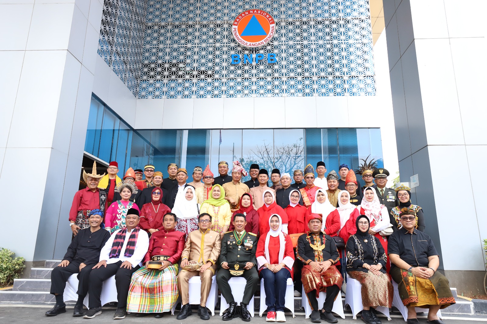 Kepala BNPB dan Jajaran melakukan foto bersama menggunakan pakaian adat setelah upacara Hari Ulang Tahun Ke-78 Republik Indonesia, yang diselenggarakan di halaman Gedung Graha BNPB, Jakarta pada (17/8). 